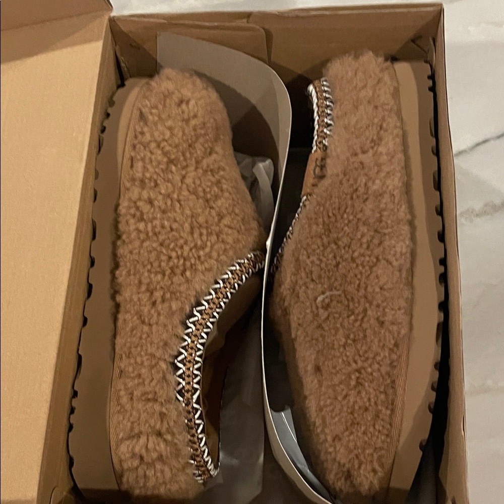 UGG Women's Slippers in Tan